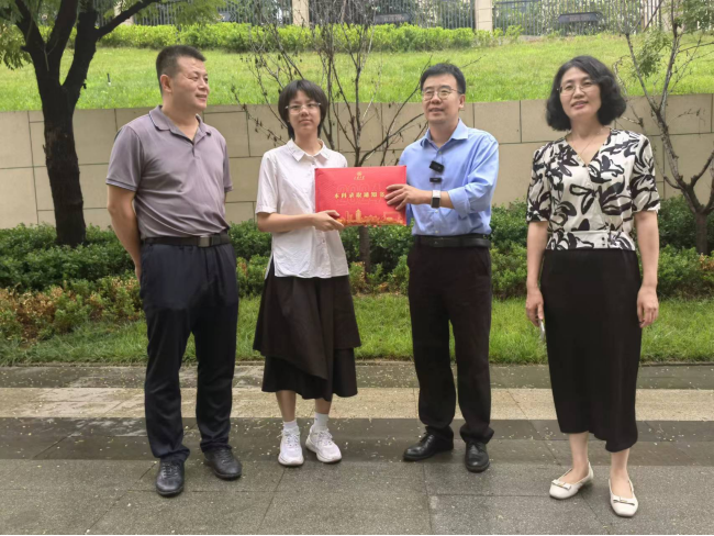 易凡为齐鲁医学堂学子送录取通知书